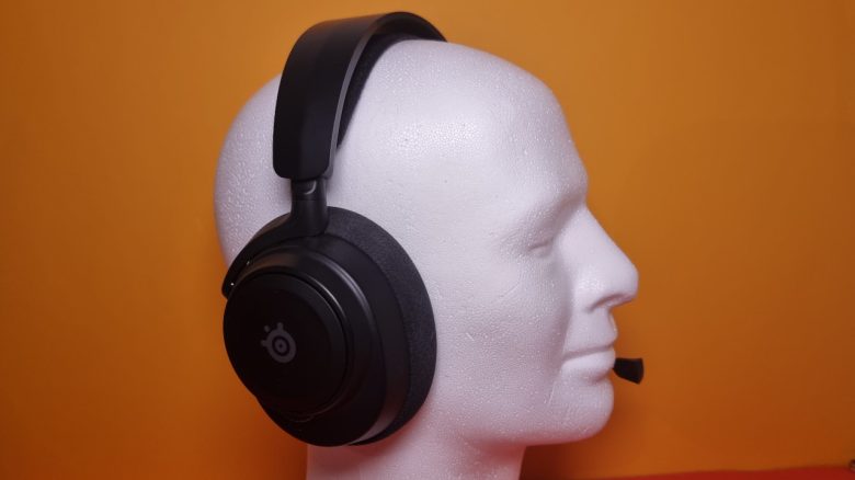 SteelSeries Arctis Nova 7 Wireless Headset mit Kopf 2