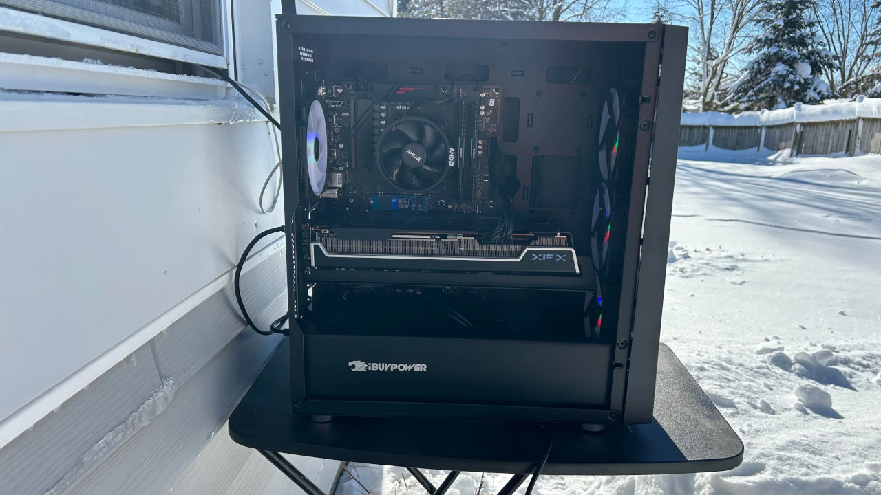 Player places his gaming PC in the icy snow, lets it cool there – Others mock: “Never seen anything so stupid”