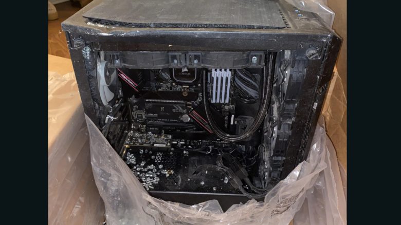 Spieler kauft sich teuren Gaming-PC, zahlt extra für die Verpackung – Doch der Rechner kommt in einem völlig demolierten Zustand bei ihm an