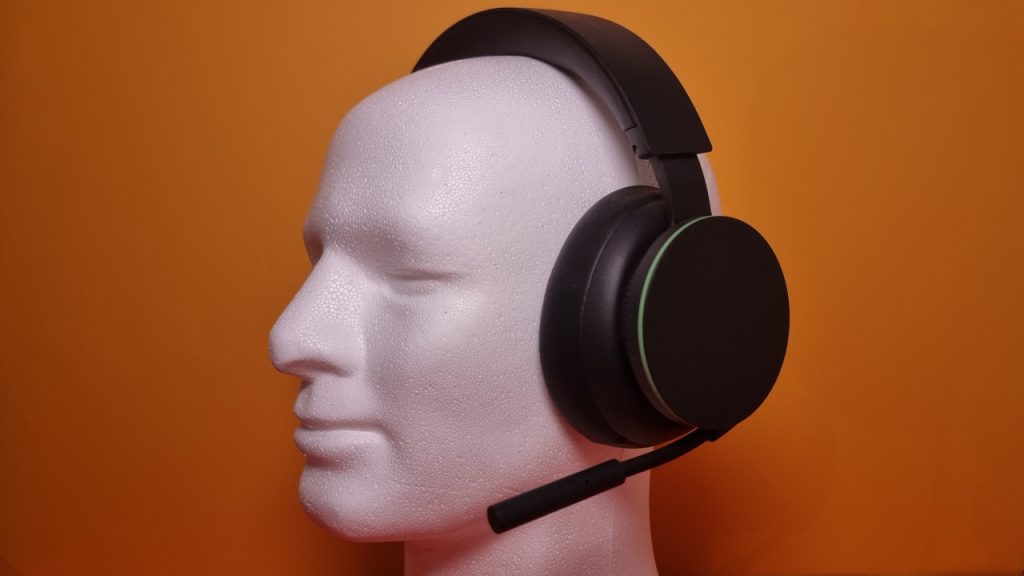 Xbox Wireless Headset Schrägansicht mit Kopf