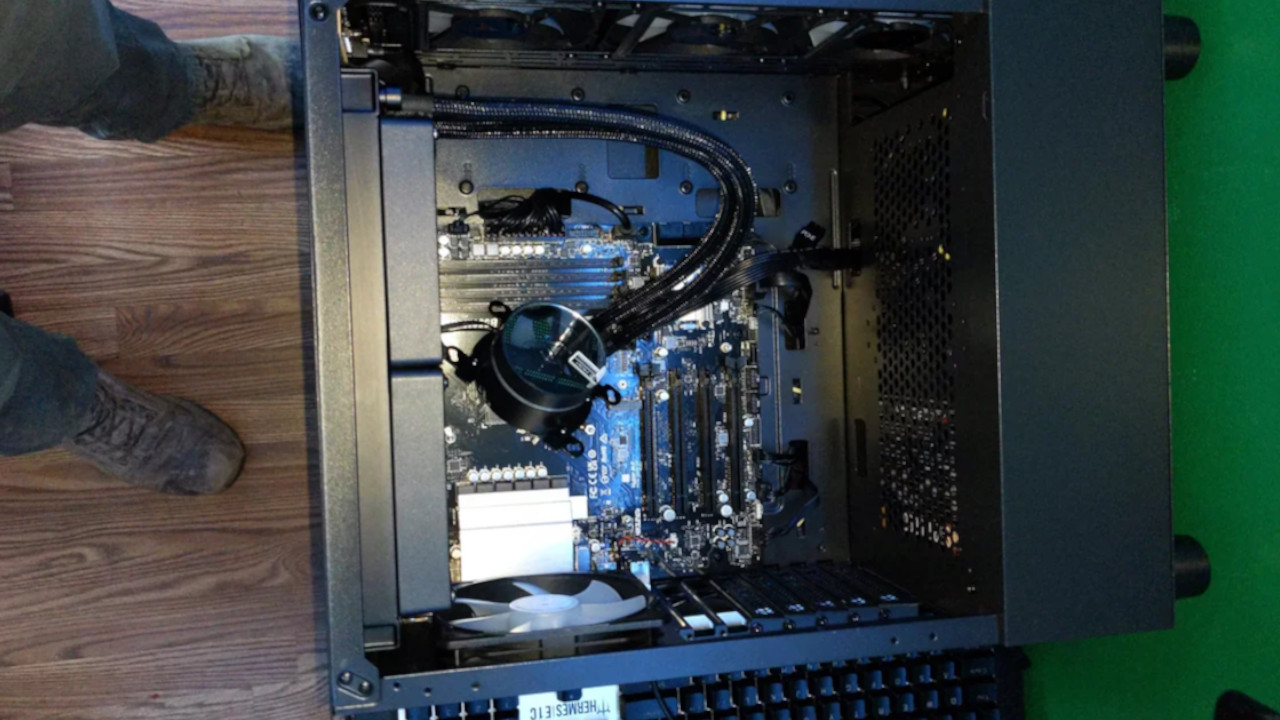 A gamer buys a gaming PC on Amazon for a large sum of money, but when he opens it, almost all of its parts are missing