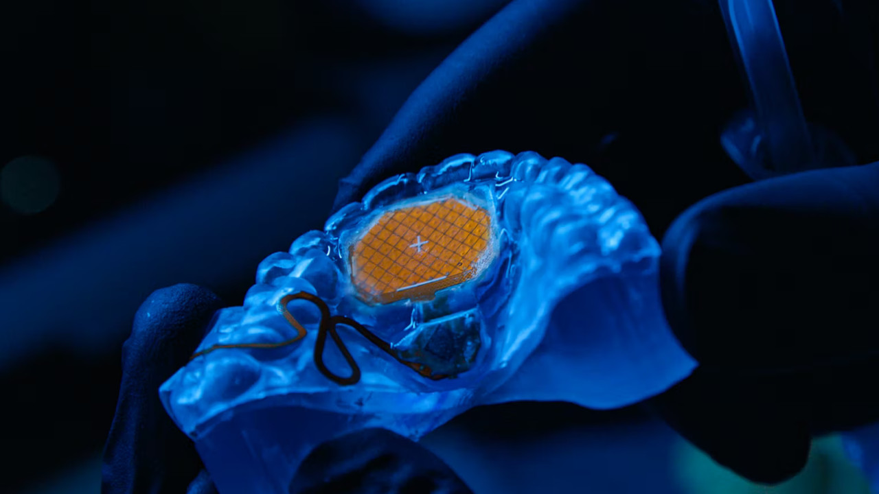 Eine Firma entwickelt eine Maus für den Mund, mit der ihr telefonieren und sogar Spiele zocken könnt