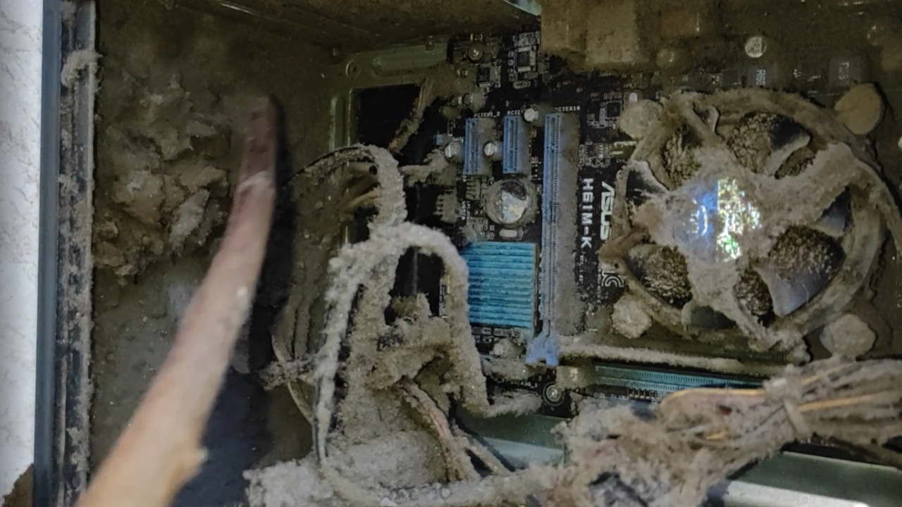 Player is supposed to check his father’s PC because the computer is slow – gets a shock when he opens the case