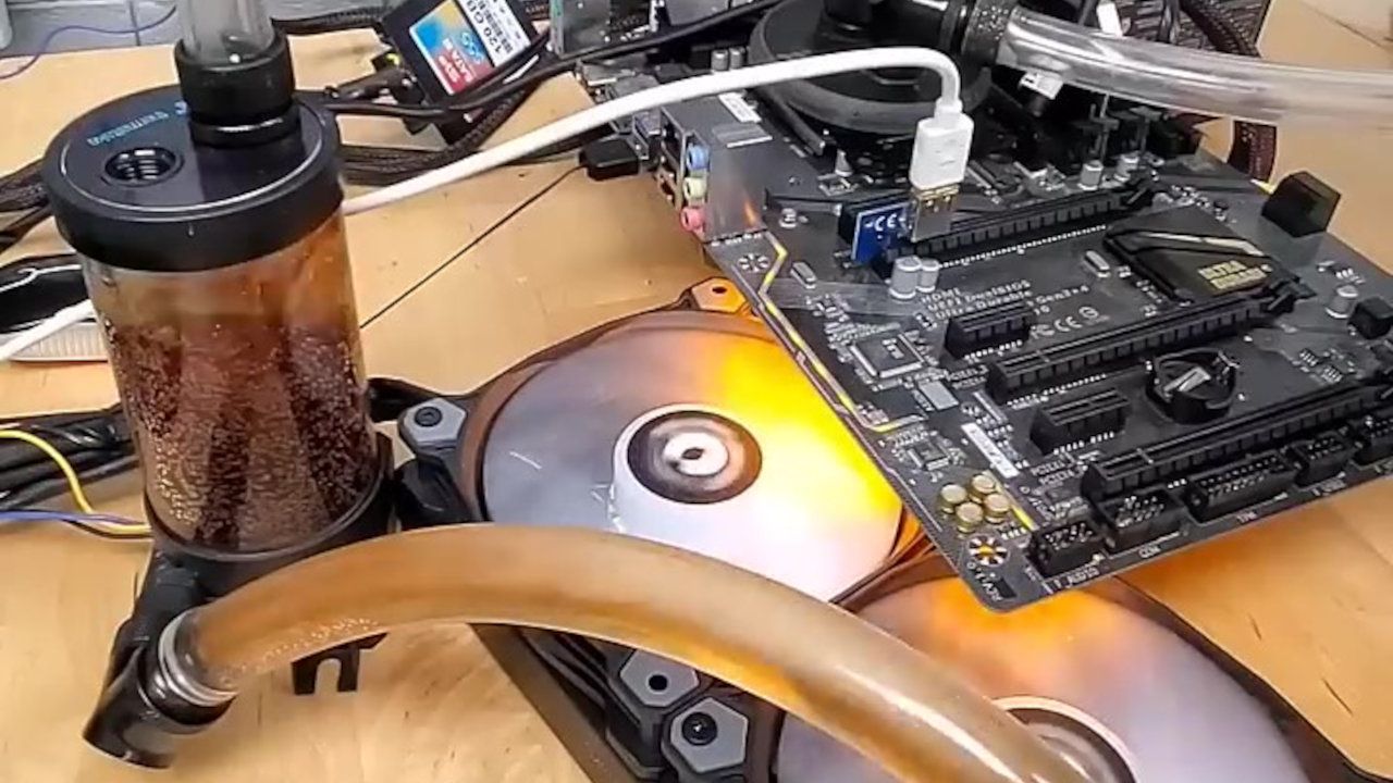 YouTuber pours fizzy cola into cooling system, the result surprises – Others fear: “This will destroy the PC”