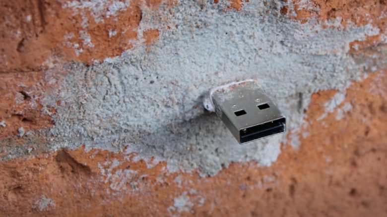 In Deutschland gibt es über 400 USB-Sticks, die aus Wänden herausragen – Was ist das „Dead Drops“-Projekt?
