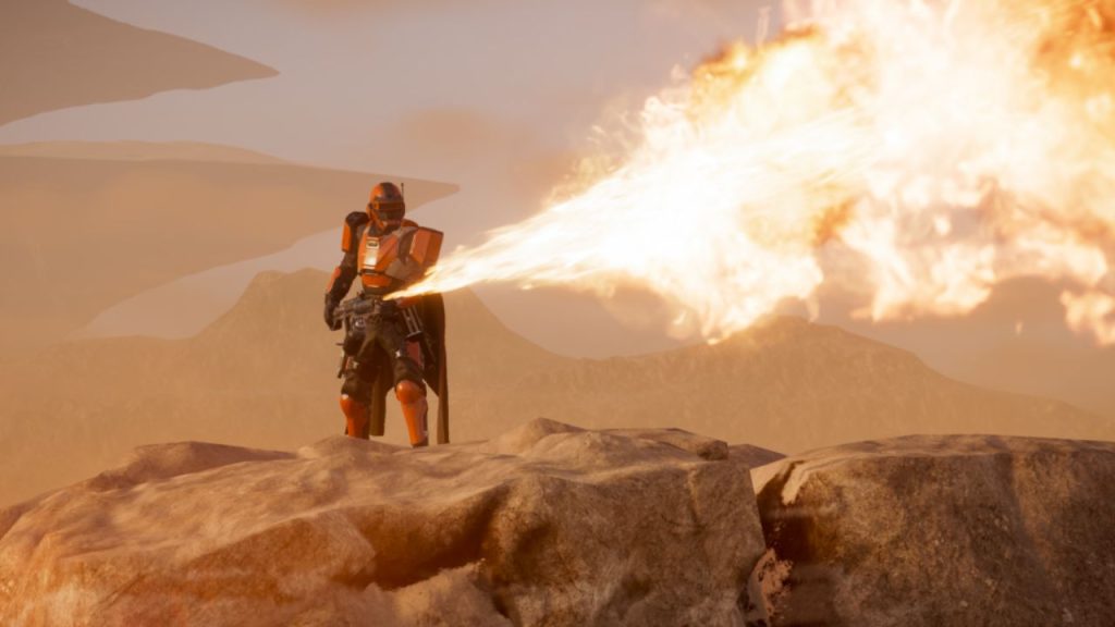 Spielcharakter aus Helldivers 2 mit oranger Rüstung und Flammenwerfer in der Hand, der Feuer spuckt.