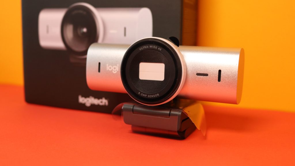 Logitech MX Brio 4K-Webcam Seitenansicht mit Packung