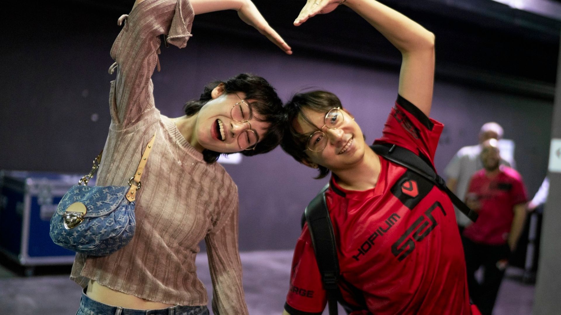 „I dreamed of this“ – Twitch streamer wins important e-sports tournament, celebrates on stage with his girlfriend