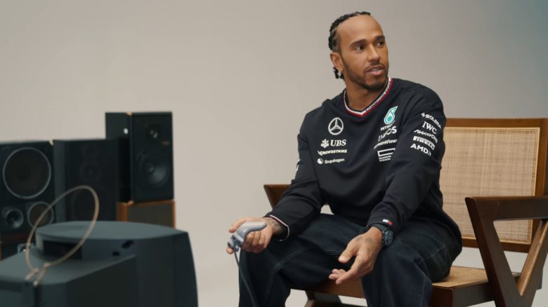 Ein 25 Jahre altes Rennspiel ist zu hart: Selbst Lewis Hamilton verzweifelt am Tutorial