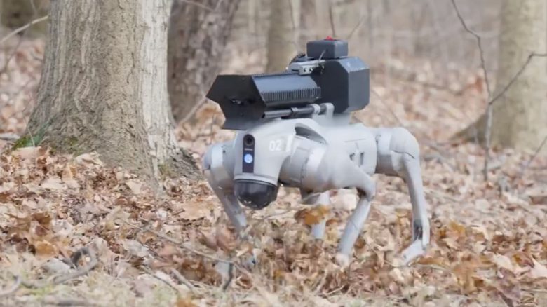 Roboterhund mit Flammenwerfer