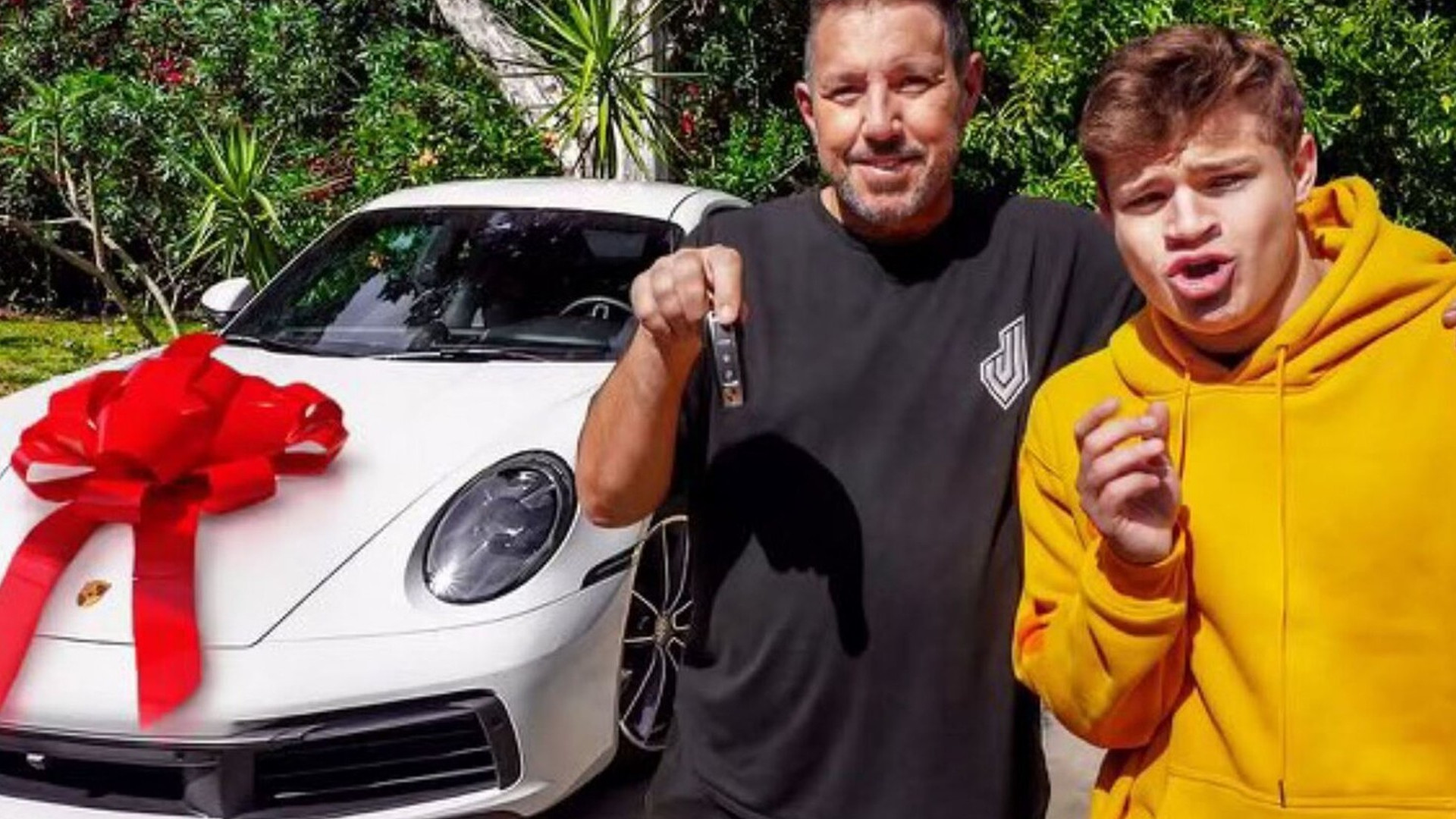 Twitch: Other streamers are buying a Lambo – The true star buys Dad a Porsche