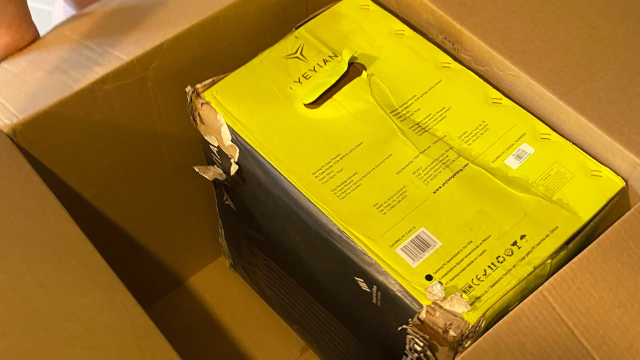 Player buys new gaming PC, the box arrives completely soaked – The seller responds, offers help