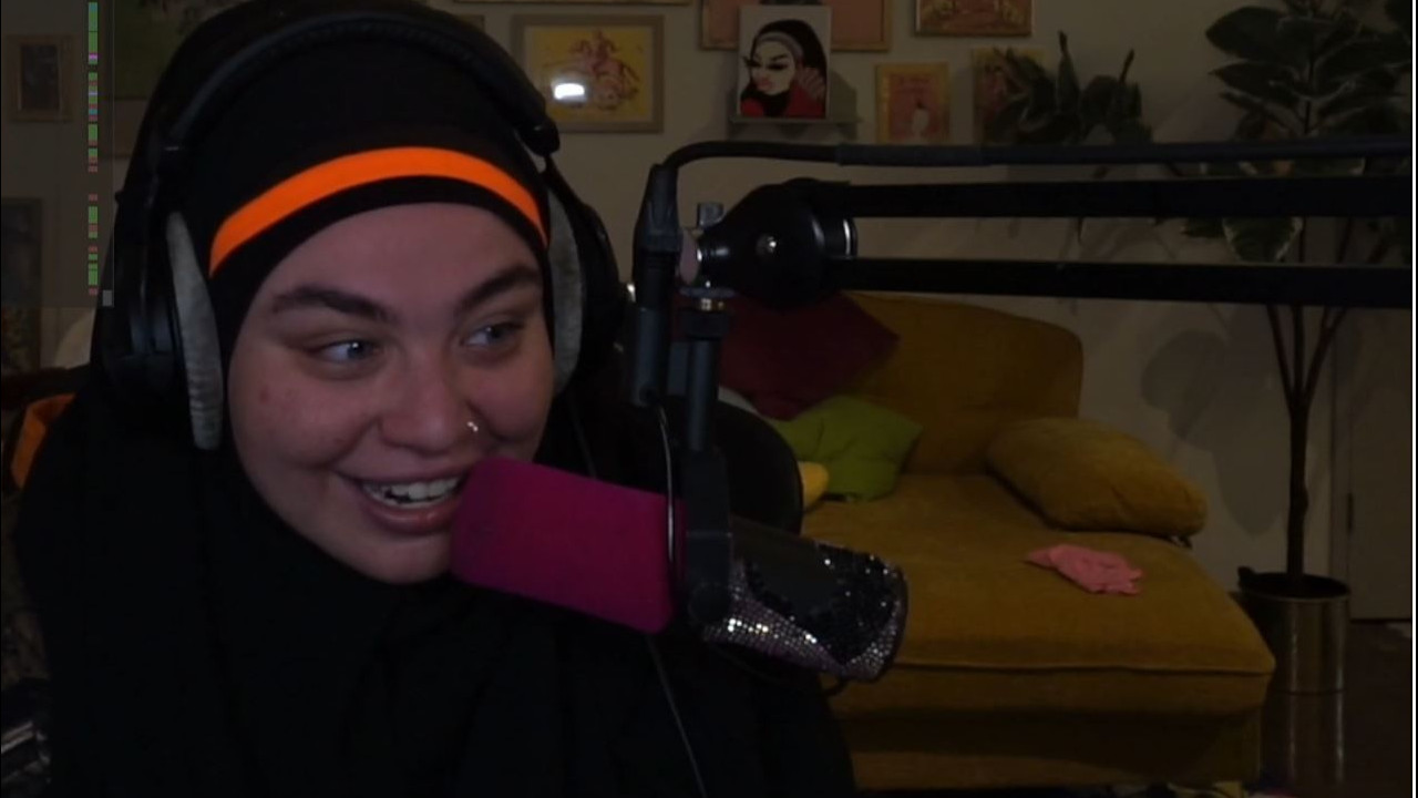 Asmongold calls on Twitch to ban a female streamer