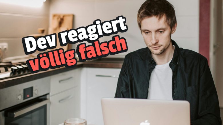 Symbolbild trauriger Mann vor Laptop; Text: Dev reagiert völlig falsch