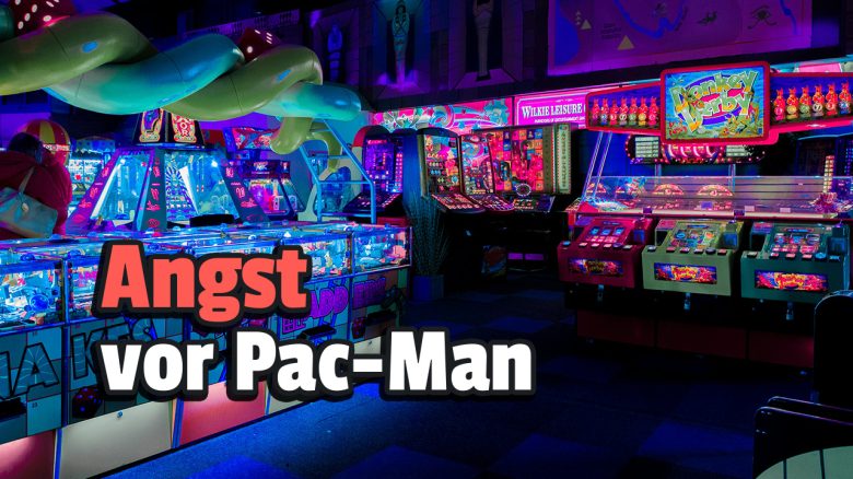 Titelbild Arcadehalle mit Pac-Man mit Text