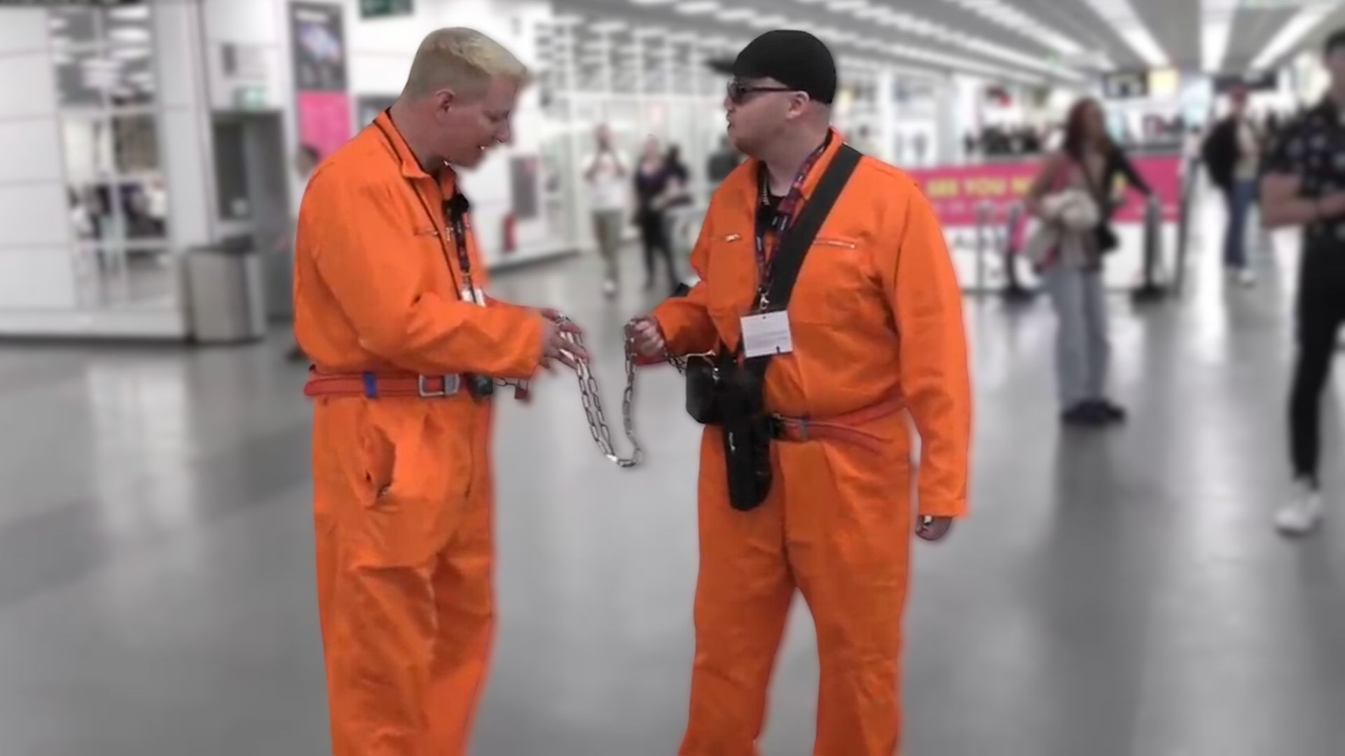 „Ich lass dir etwas Leine“ – Das lauteste Twitch-Duo macht die gamescom aneinandergekettet unsicher