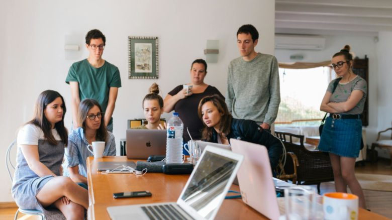 Junge Menschen in einem modernen Büro