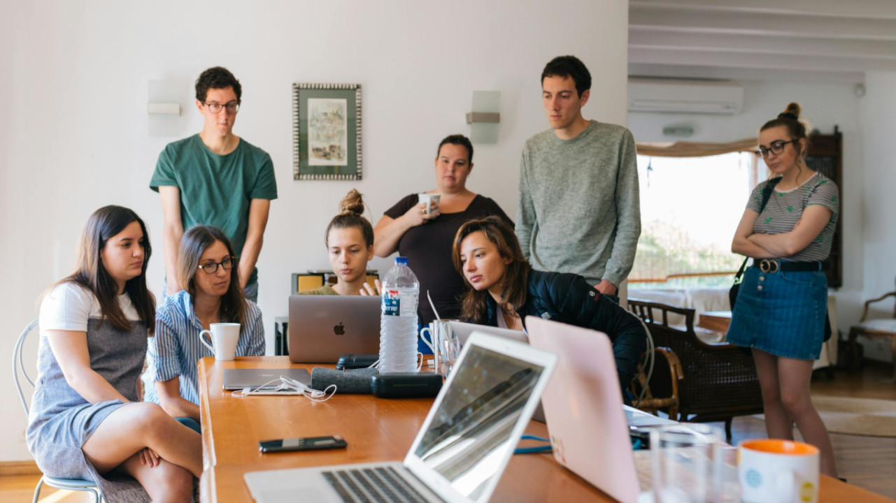 Generation Z ist oft zu spät, verschwendet Arbeitszeit und fällt häufig wegen mentaler Probleme aus, zeigen Umfragen