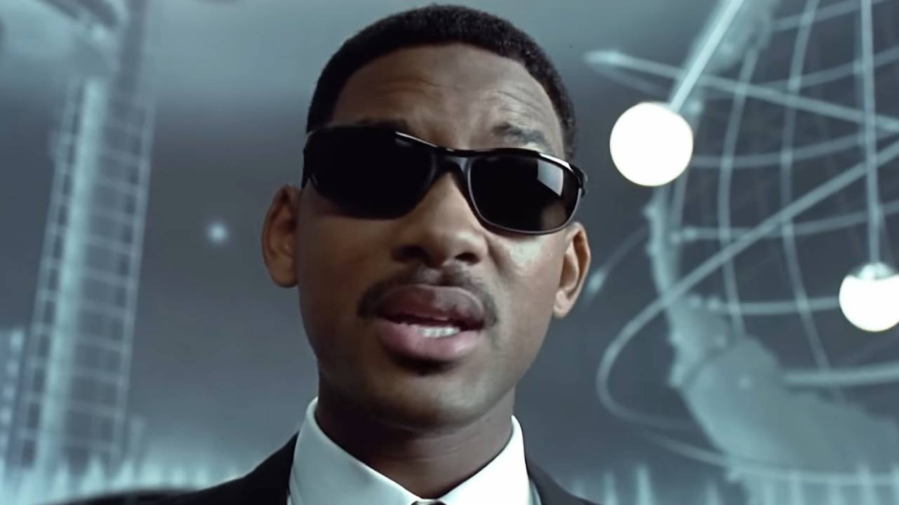 Wenn ihr ab Minute 30 richtig zuhört, könnt ihr bei Men in Black eine Referenz zu einer Science-Fiction-Reihe entdecken