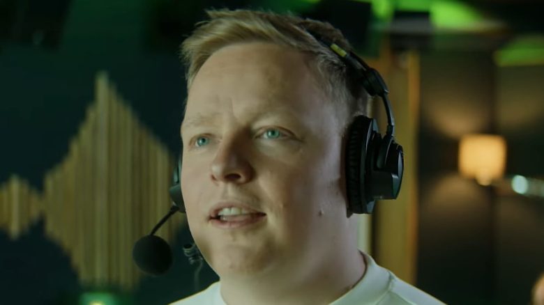 Titel FC 25 Schmiso kommentiert mit Headset eine Partie im neuen EA FC