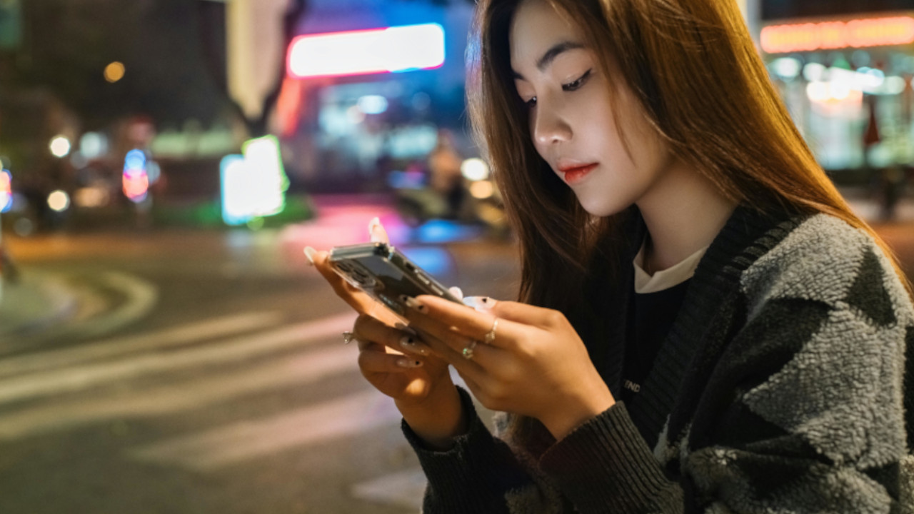 Eine Sängerin, die keinen Freund haben darf, zeigte versehentlich ihren Freund – Wird nun fies bestraft