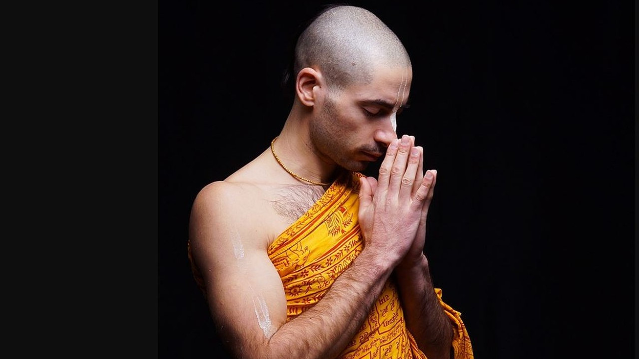 A 30-year-old monk leaves the temple because he wants to play the MMORPG of his childhood