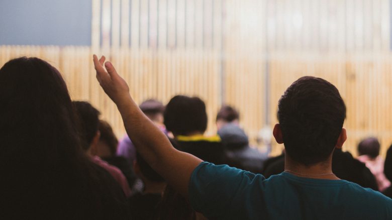 Studenten, Sicht von hinten auf Reihen in Vorlesung