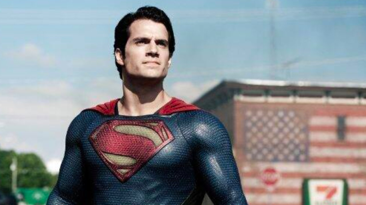 Fans diskutieren, ob Superman Thors Hammer heben könnte – Eine Theorie sagt: nur Henry Cavill ist würdig