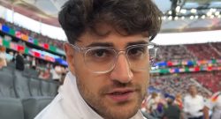 Titel EliasN97 mit Brille und Deutschlandjacke in vollem Stadion