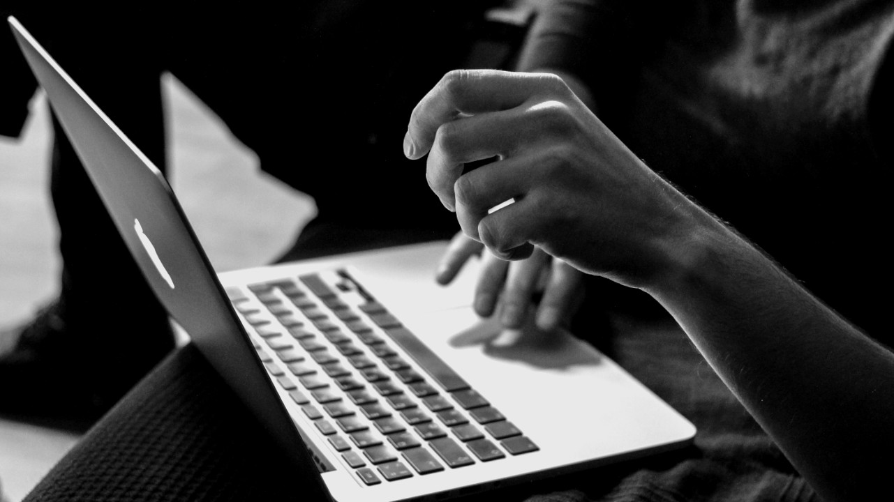 CEO feuerte 900 Mitarbeiter bei einem Anruf, musste zum Benimm-Kurs