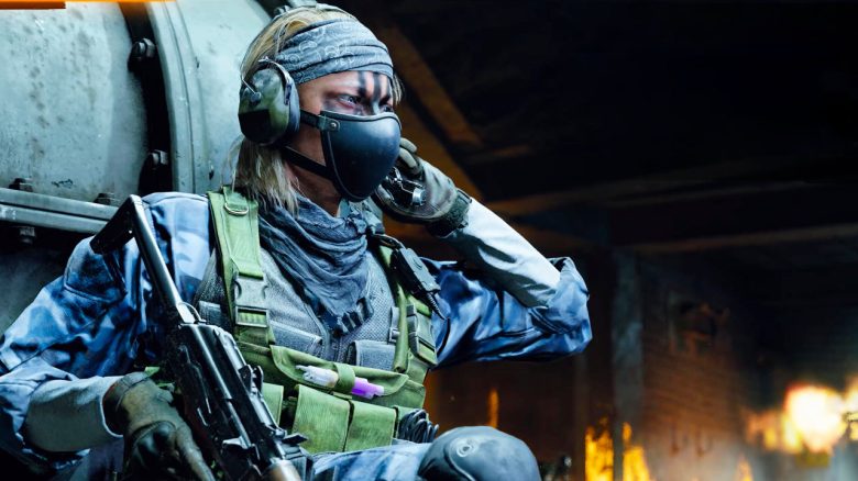 Call of Duty Black Ops 6 Operator fasst sich ans Headset