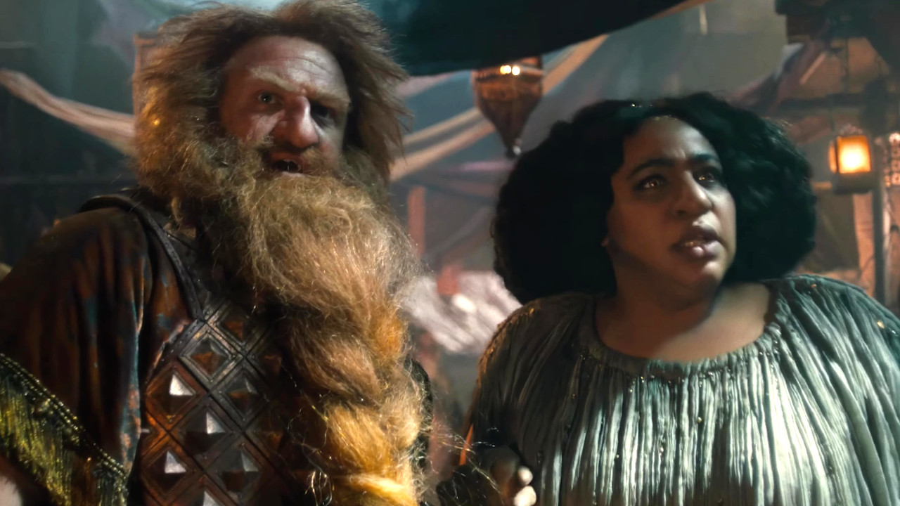 Herr der Ringe: In der Serie von Amazon stirbt eine wichtige Figur, zum Abschied gab es für den Schauspieler ein unheimliches Geschenk