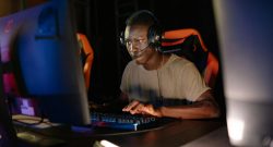 Symbolbild Gamer konzentriert sich