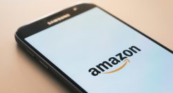 Titelbild Amazon mit Handy
