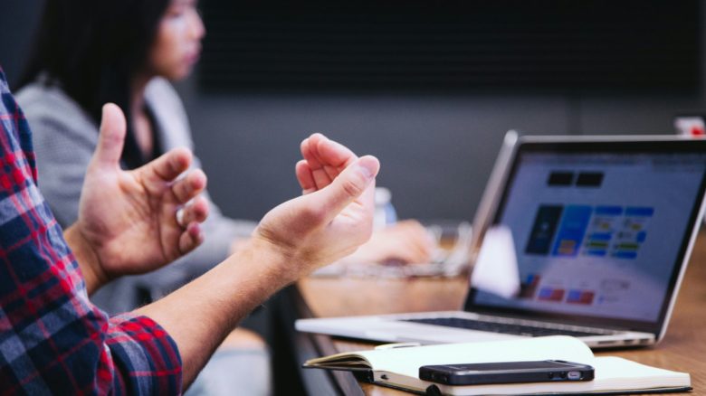 Laptop auf Tisch, junge Menschen