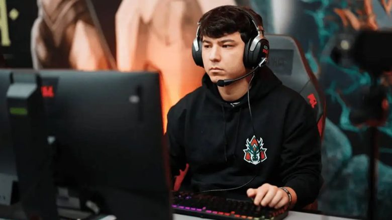 Junger Profi beleidigt älteren Spieler online in DOTA 2, trifft ihn Monate später in einem Hotel und die Situation entgleist