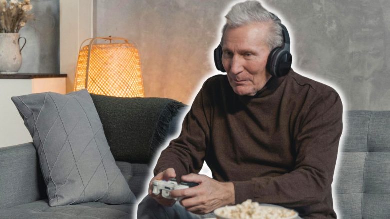 Umfrage zeigt: Wenn ihr mindestens 5h die Woche zockt, ist euer Gehirn 14 Jahre jünger - Titelbild zeigt älteren Mann mit Controller und Headset