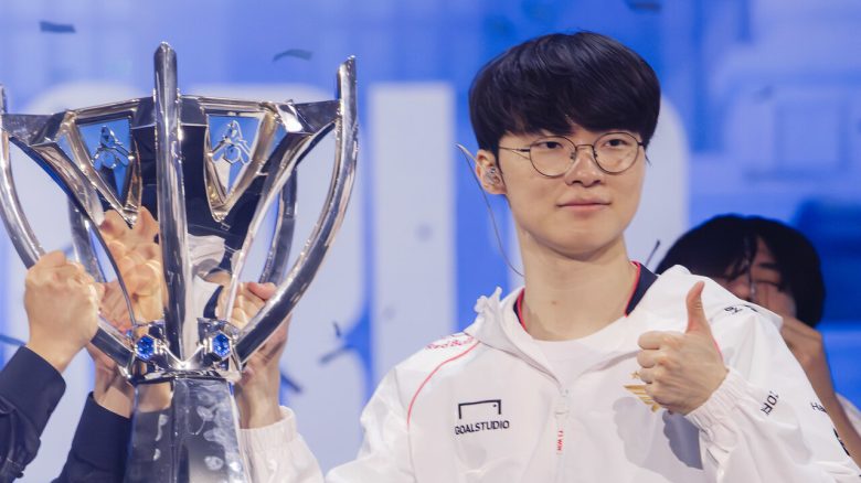 Faker Trophäe LoL Worlds 2024