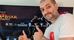 Hakoom posiert stolz mit seinen Trophäen