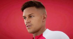 Titel EA FC 25 Kimmich vom FC Bayern vor dem Spiel in Trainingsjacke, schaut fokussiert