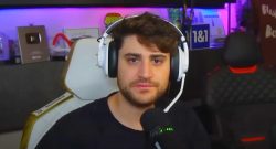 Titel EliasN97 mit Headset in seinem Streaming-Zimmer