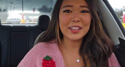 ExtraEmily lächelt im Auto