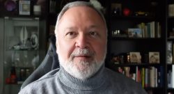 Fallout-Schöpfer Tim Cain im Rollkragen-Pulli