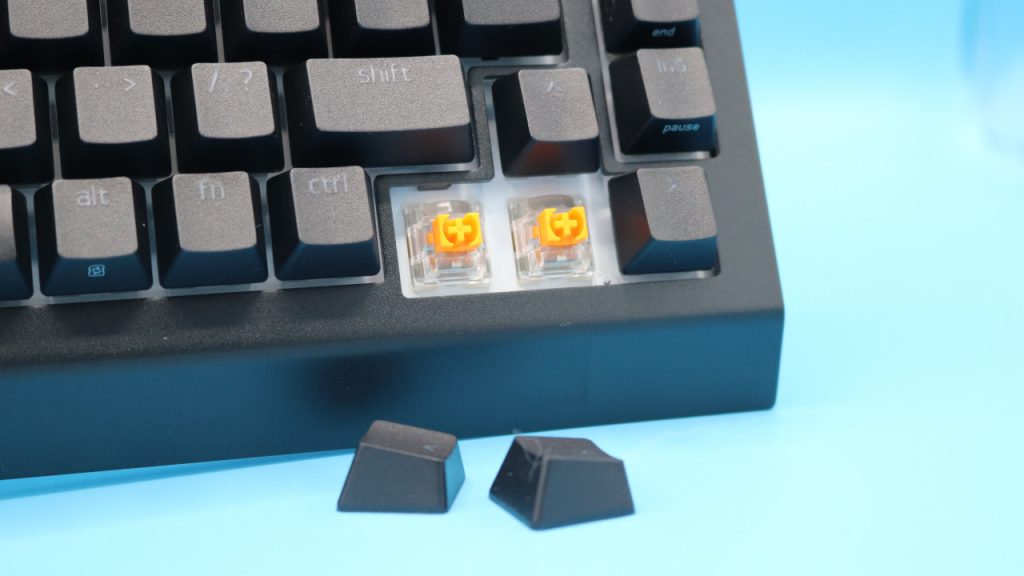 Razer Blackwidow V4 Pro 75 Nahansicht mit Switches und Tastenkappen