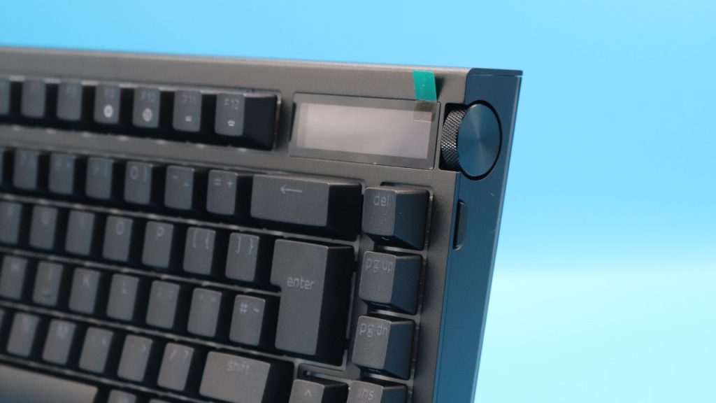 Razer Blackwidow V4 Pro 75 Schrägansicht mit Rad