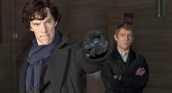 Sherlock Holmes zeigt mit dem Finger in die Kamera