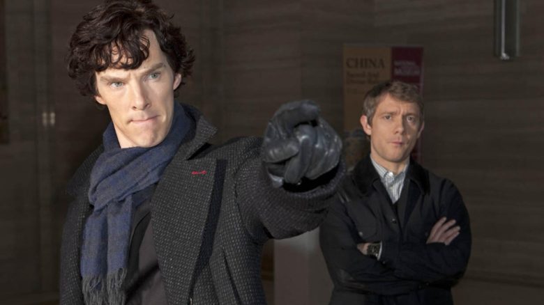 Sherlock Holmes zeigt mit dem Finger in die Kamera