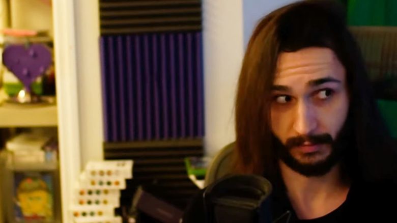 SHiFT mit hochgezogenen Augenbrauen