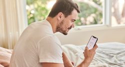 Titelbild Junger Mann mit Handy 02