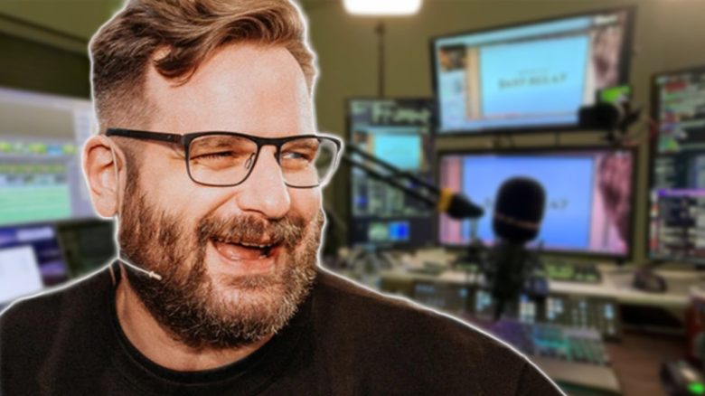 Gronkh vor seiner Kommando-Zentrale Collage